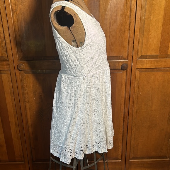 NWT White stretchy lace sleeveless low back dress - Picture 6 of 10